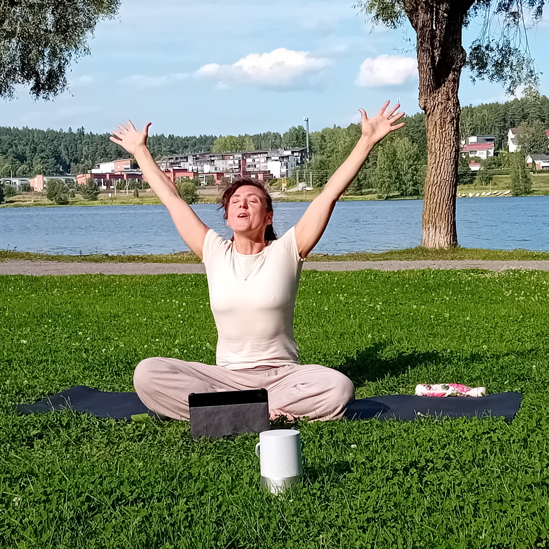 Shaktiflow puistojoogassa 2024